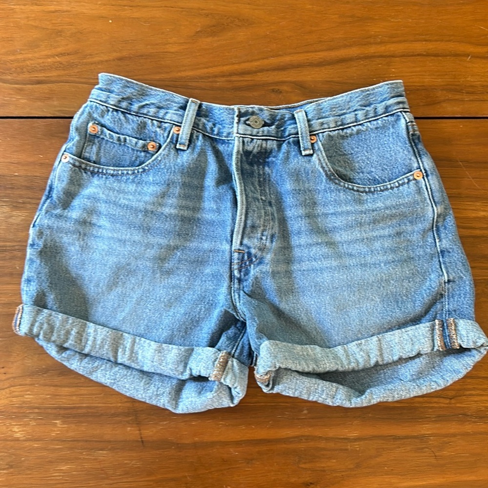 501 Rolled Women’s shorts, size 28, like new condition